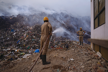 인도의 대규모 쓰레기 매립지에서 큰 불