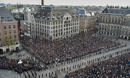 네덜란드 현충일 기념하는 시민들
