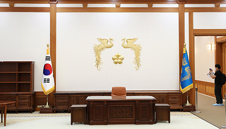 청와대의 대통령 집무실·관저 내부도 공개돼
