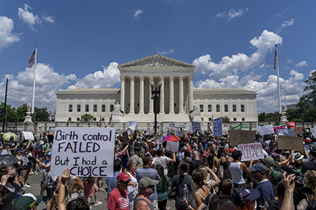 미국 대법원 ‘낙태권’ 판결 폐기에 시위하는 사람들