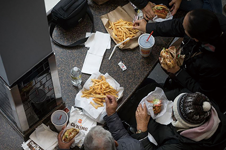 ‘치킨버거’ 경쟁 벌이는 패스트푸드 업계, 원인은 비싼 소고기?