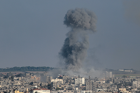 이스라엘의 공습 이후 피어오르는 연기