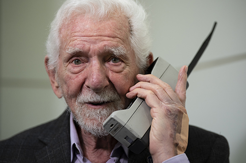 ‘휴대전화 아버지’ 쿠퍼 “미래 세대는 귀 밑에 휴대전화 심고 다닐 것”