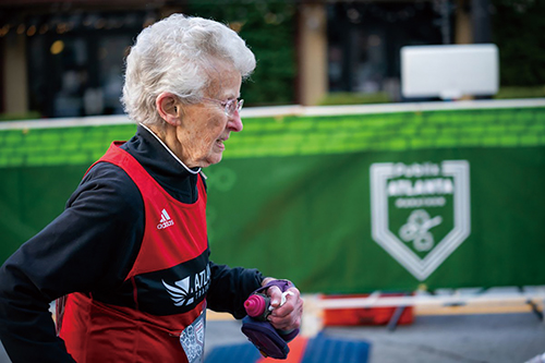 5㎞ 마라톤, 59분 만에 완주한 98세 백발 할머니