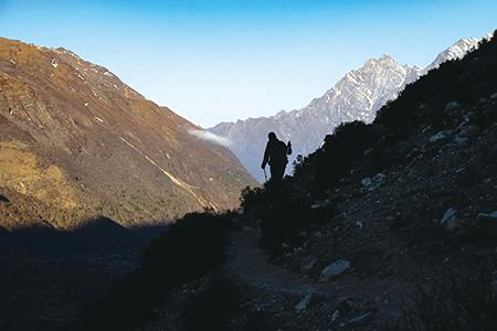 네팔, 히말라야에서 홀로 트레킹 금지 결정해… “여행객 안전 보장” vs “함께 여행 부담”
