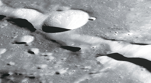 다누리가 포착한 달의 뒷면 사진 공개… 분화구 생생하게 담겨