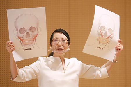 팬데믹 이후 ‘미소 짓기’ 수업 듣는 일본인들