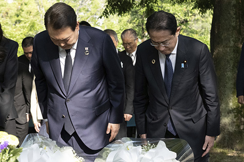 한국인 원폭 희생자 위령비 참배하는 한일 정상