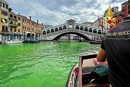 이탈리아 베네치아 운하, 초록색으로 변해… 환경 시위 가능성도