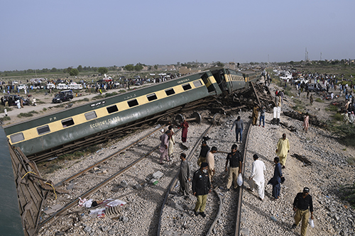 선로 벗어나 넘어진 파키스탄의 열차