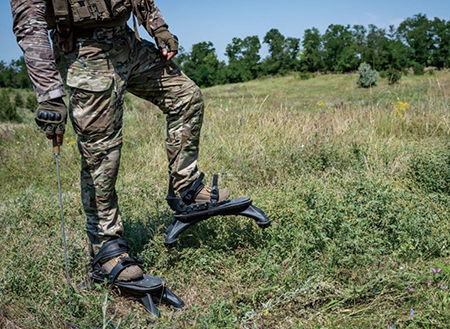우크라이나, ‘거미 신발’ 도입해 지뢰로부터 군인 보호한다