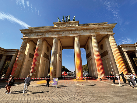 스프레이로 얼룩진 베를린의 브란덴부르크 문