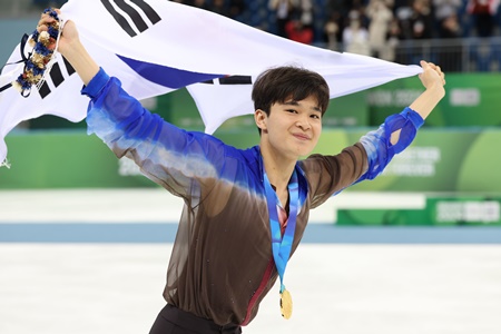 피겨 김현겸, 청소년 올림픽 금메달… 한국 남자 싱글 사상 최초