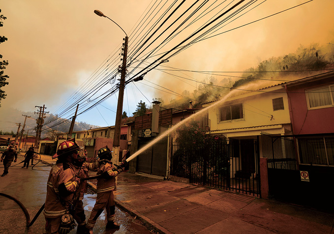 칠레에서 큰 산불, 수십 명 목숨 잃어