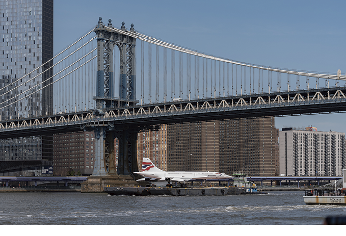뉴욕의 강 위에 비행기가?