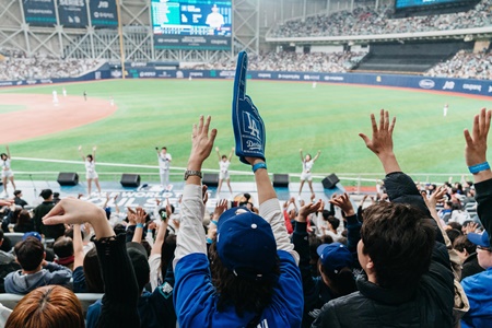 “전방에 함성 발사!” 뉴욕타임스, 한국 야구 응원 문화 주목