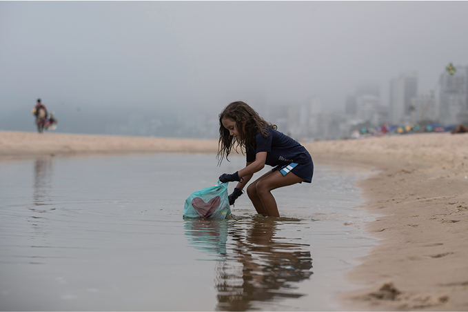 해변에서 수년째 쓰레기 줍는 7세 어린이