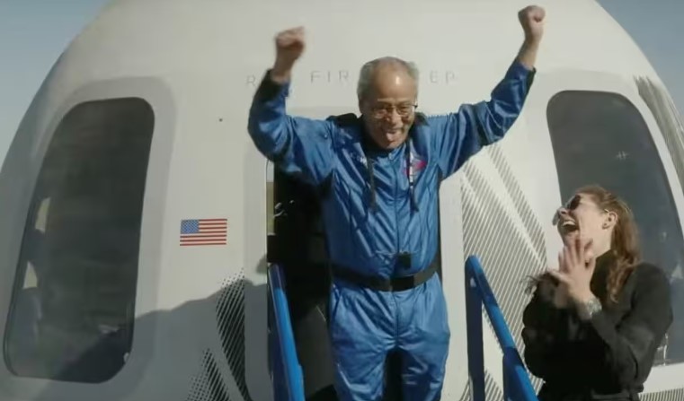 인종차별로 우주비행사 꿈 이루지 못했던 흑인, 90세 나이에 우주 비행