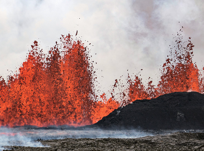 용암 분수 내뿜으며 폭발하는 아이슬란드 화산