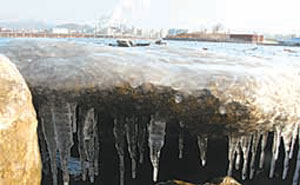 [한자 뉴스]서울 영하 12도 ‘한강변 고드름’