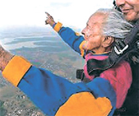 [뉴스 브리핑]103세 할머니가 스카이다이빙을?