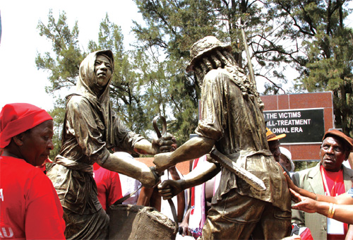 [한자 뉴스]영국, 케냐에 식민지배 ‘반성의 동상’