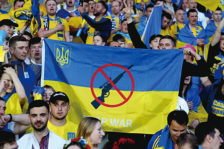 반전 현수막 들고 우크라이나 응원하는 사람들
