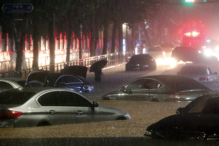 기록적 폭우에 시민 불편… 10일까지 중부지방에 많은 비