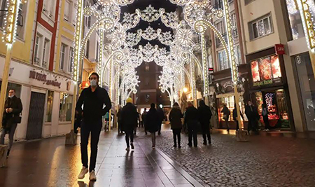 에너지난 덮친 유럽 도시들, 크리스마스 조명 줄이고 아이스링크 없앤다