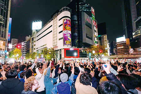 독일 누르고 축제 분위기에 휩싸인 도쿄 시부야 거리