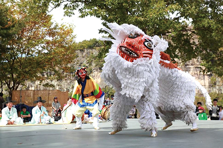 ‘한국의 탈춤’ 유네스코 인류무형문화유산 등재… 턱 분리되는 탈로 못된 양반 비판!