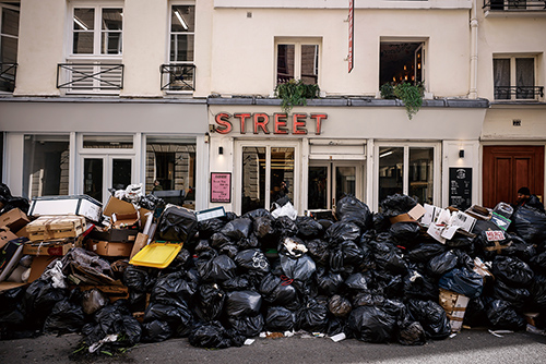 연금개혁 반대 파업으로 쓰레기 방치된 파리 거리