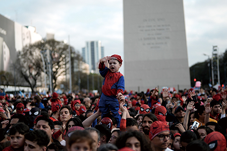 아르헨티나 광장에 모인 수백명의 스파이더맨