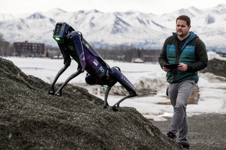 알래스카 공항에 로봇 개 투입… 야생동물 쫓기 위해