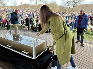 관에 들어간 오염된 물… 덴마크에서 열린 이색 장례식