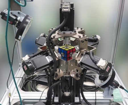 0.305초… 눈 깜짝할 새 큐브 다 맞추는 ‘로봇’, 기네스 세계기록