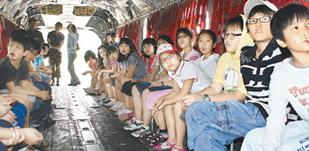 [한자 뉴스]헬기 탄 전주 우전초교 어린이들