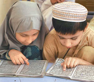 [월드뉴스]이슬람 성경 ‘쿠란’ 읽는 파키스탄 어린이