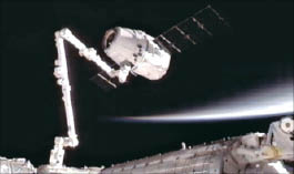 [한자 뉴스]민간우주선 사상 첫 ISS 도킹 성공!
